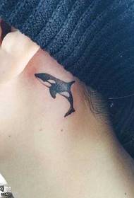 modeli tatuazh i balenave në qafë