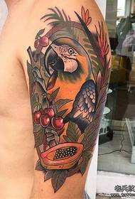 Grande modello di tatuaggio pappagallo e frutta di nuova scuola europea e americana