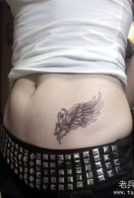 l'addome di bellezza ha un bell'aspetto modello di tatuaggio con ali squisite