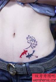meitenes vēdera tintes gleznošanas lotosa un kalmāra tetovējuma raksts