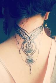 kakla skaists melnā baroka stila kulonu tetovējums