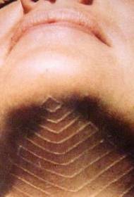 inchiostro bianco al collo modello di tatuaggio totem semplice