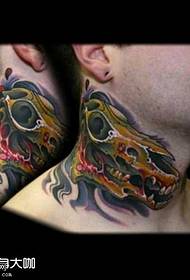 Modello tatuaggio estinto dinosauro al collo