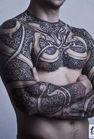 Tatuaż męski klasyczny czarny kwiat ramię