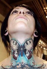 mergaitės kaklo spalvos drugelis su balto kaukolės tatuiruotės modeliu