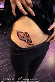 immagine femminile del tatuaggio della piuma di colore di pancia