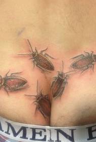 ihmiset tuntevat vähän inhottavaa perse-tatuointikuviota