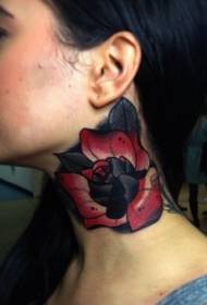 kaula Old school punaisen ja mustan ruusun tatuointikuvio