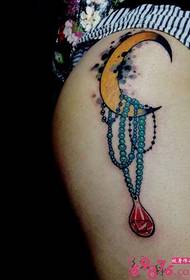immagini di tatuaggi di gioielli per appendere la luna dell'anca