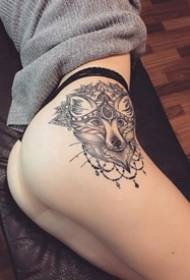 hips femra super seksi me fotografitë e tatuazheve