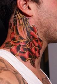 mužský krk stará škola červená růže s modlícím se tetováním rukou