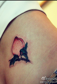 一種女性臀部水果紋身圖案