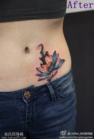 Figura de tatuaj a recomandat funcționarea tatuajului de lotus pentru culoarea abdomenului unei femei