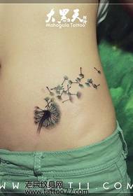 dell'addome della ragazza bello modello del tatuaggio del dente di leone