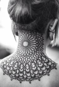 helder swart barok styl vanielje tatoo patroon op die nek en rug
