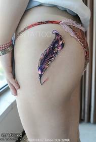 ຮູບແບບ tattoo ສີ feather hip