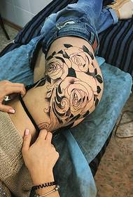 höft linje ros tatuering mönster