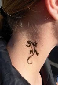 Model de tatuaj de șopârlă negru care se târâie pe umăr