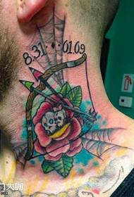 modello di tatuaggio sparatutto collo