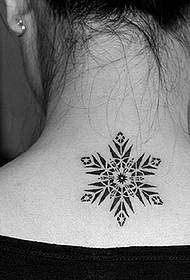 tatuaggio da totem di neve nera da collo di ragazze
