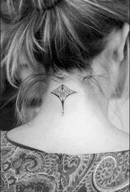 Tato wanita totem cilik cilik