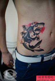 Ragazzo Abdominal pupulari classicu mudellu di tatuaggi di squalo