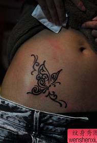 dievča brucho módne totem motýľ tetovanie vzor