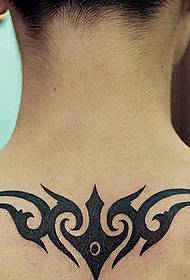pescoço não é o mesmo que a tatuagem do totem