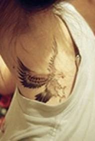 klasična lijepa tetovaža letećeg orla