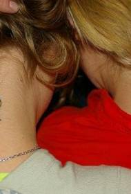 patrón de tatuaje de color negro y golondrina de novias