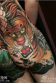 велики тиграсти узорак тетоваже на гузи