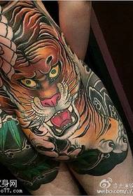 motif de tatouage grand tigre sur le derrière