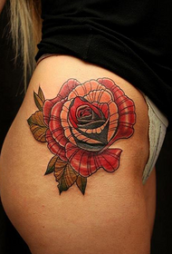patrón de tatuaje de rosa de color de cadera femenina
