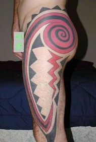 тотем тетоважа делује на покривању бедара