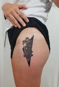 lik portret tetovaža djevojka hip trokut i lik portret tetovaža slika