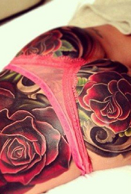 vita e fianchi sull'immagine realistica del motivo del tatuaggio rosa