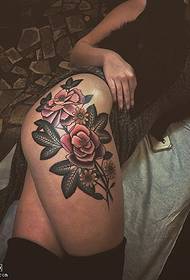 modello del tatuaggio floreale dell'anca