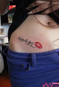 tatuaggio inglese labbra rosse personalità addominale