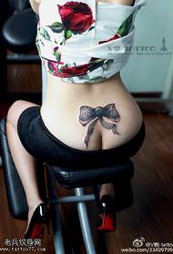 modello di tatuaggio farfalla realistica dell'anca