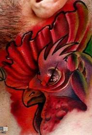 Padrão de tatuagem de cabeça de galinha no pescoço