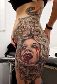 naisen vyötärö ja lonkka Meduun tatuoinnin kauhuissa