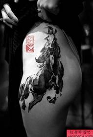 fianchi di donna allettante modello tatuaggio cavallo in esecuzione