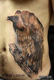 男人腹部一款经典的秃鹫纹身图案