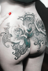wzór tatuażu motyl róża biodra