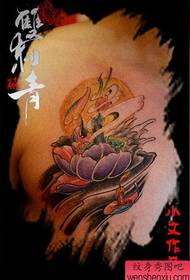 modello di tatuaggio del loto tradizionale colorato bene addome popolare