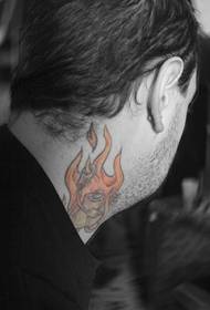vīriešu kakla krāsots liesmas personības tetovējums