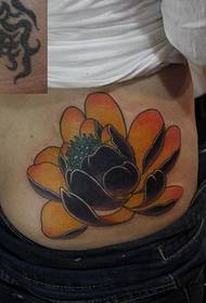 zadnjica djevojke lijepo izgleda uzorak tetovaže lotosa u boji