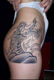 vrouw in de show hip tattoo dragon pattern