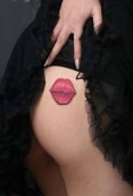 tatuaxe de culo labial vermello