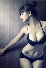 sexy nga maanyag nga bikini beauty tiyan nga personalidad nga tattoo
